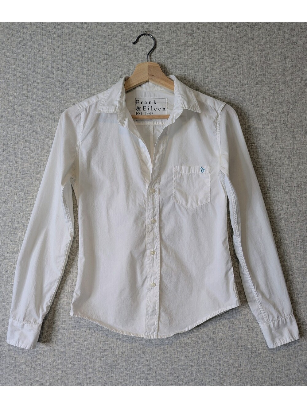 Frank & Eileen 'Barry' tailored cotton shirt w/ embroidered heart